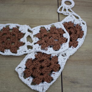 Tapis mural artisanal en crochet – Motif floral Rifain