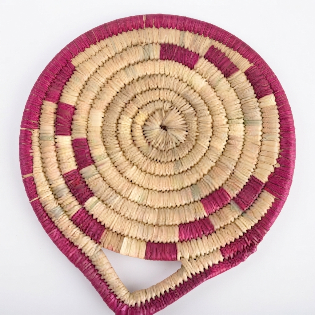 Éventail tressé en feuilles de palmier