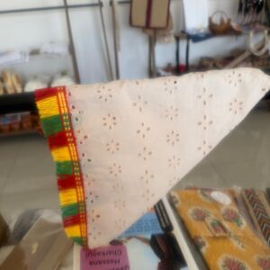 Foulard Amazigh Kahina** – Écharpe traditionnelle en broderie anglaise noire et franges tricolores