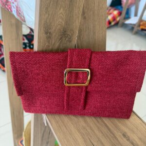 ​Pochette Garance – Sac enveloppe texturé à boucle dorée
