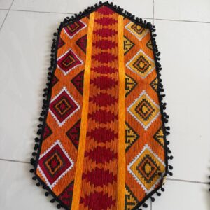 Chemin de table Tissint – Chemin de table en tissage traditionnel Kilim à pompons