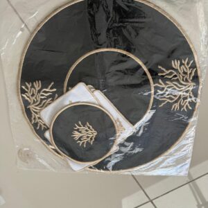 ​Set Corail Impérial – Ensemble de table en satin brodé (sets et sous-verres)