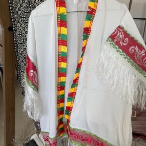 ​Kimono Yasmine – Cape légère blanche aux galons traditionnels et franges