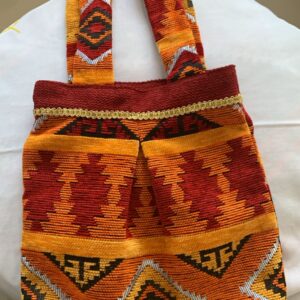 Foulard Amazigh Kahina** – Écharpe traditionnelle en broderie anglaise noire et franges tricolores