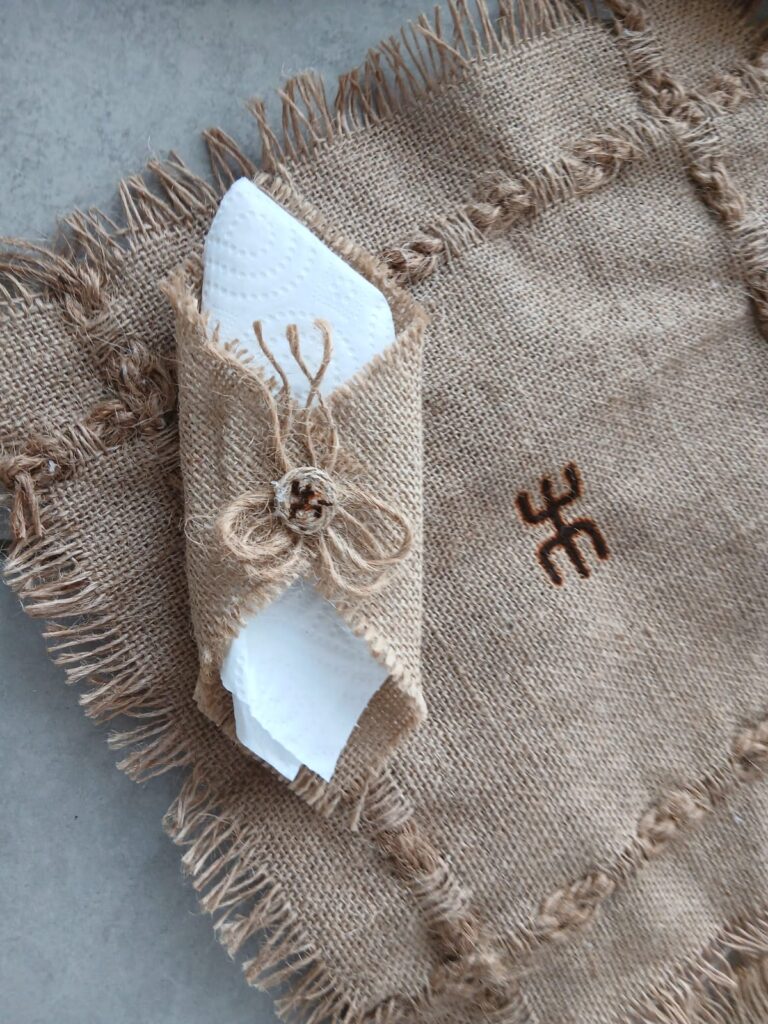 Set de table et porte‑serviette en toile de jute