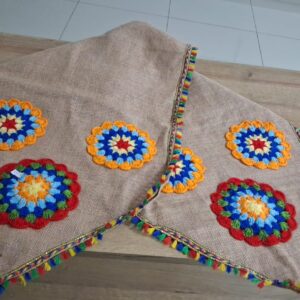 chemin de table artisanal en toile de jute et crochet.