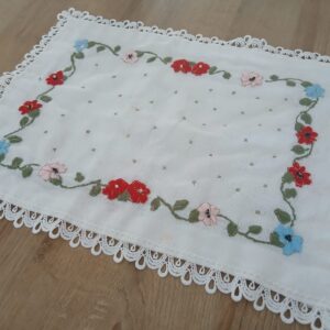 Nappe / tissu décoratif brodé à la main