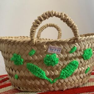 Panier en fibres naturelles avec motifs floraux