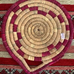 Éventail tressé en feuilles de palmier