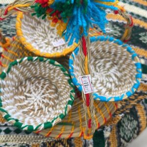 Ensemble de paniers tressés colorés