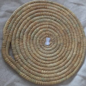 un dessous-de-plat en paille tressée
