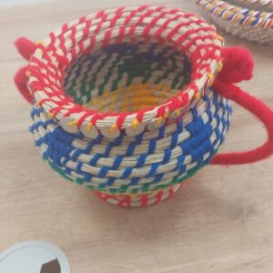 Panier traditionnel rifain en paille tressée.