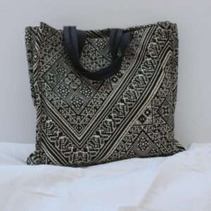 Sac cabas artisanal en tissu tissé aux motifs amazighs traditionnels
