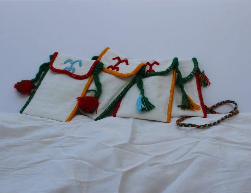 Pochette artisanale confectionnée à la main en tissu tissé