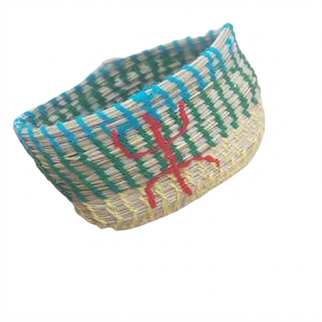 Panier artisanal avec un motif amazigh