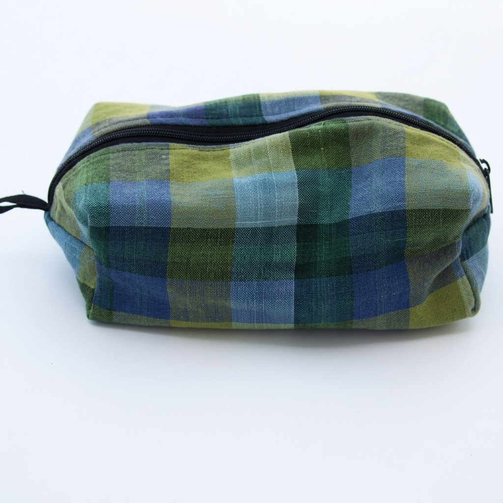 Trousse artisanale en tissu à carreaux