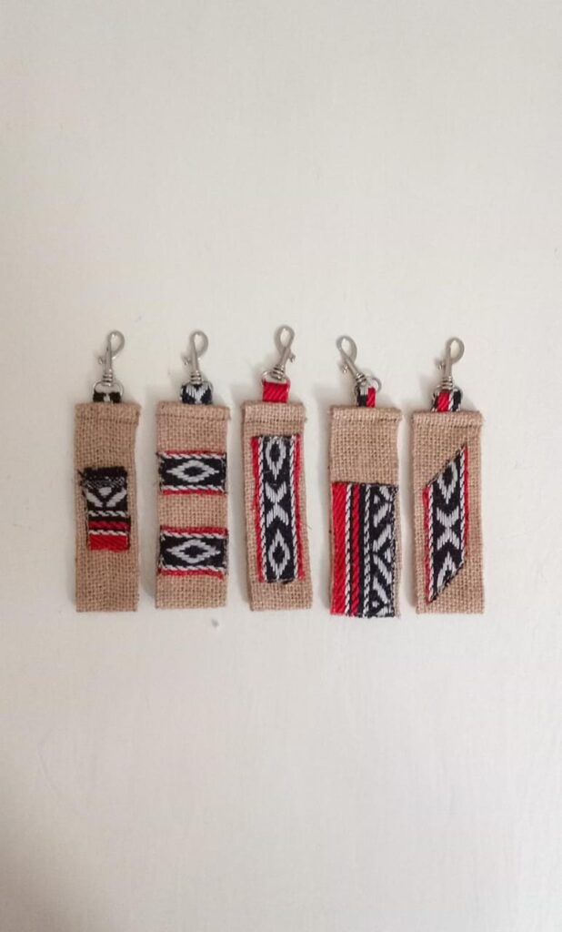 ​Porte-clés Artisanaux en Toile de Jute et Tissage Ethnique
