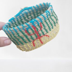 Panier artisanal avec un motif amazigh