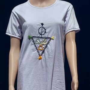 T‑shirt artisanal brodé.