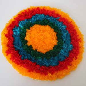 Un petit tapis circulaire artisanal