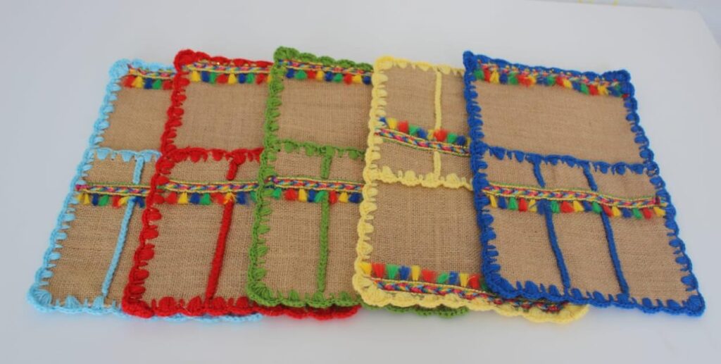 Sets de Table / Range-Couverts en Toile de Jute et Crochet