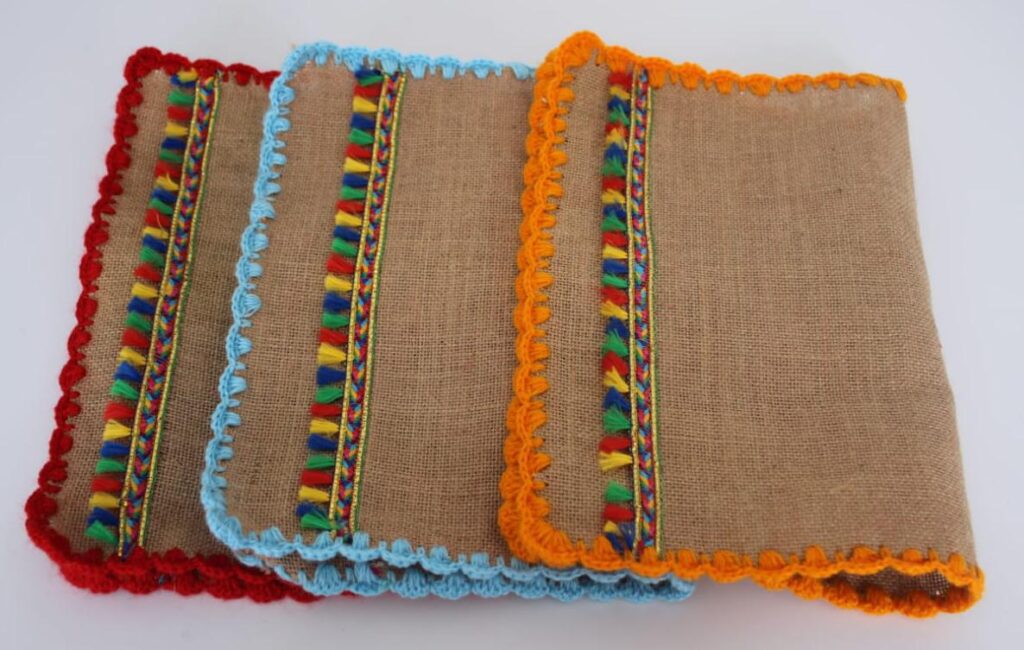 Pochettes Range-Couverts / Chemins de Table en Jute et Crochet