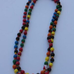 Collier artisanal composé de perles multicolores